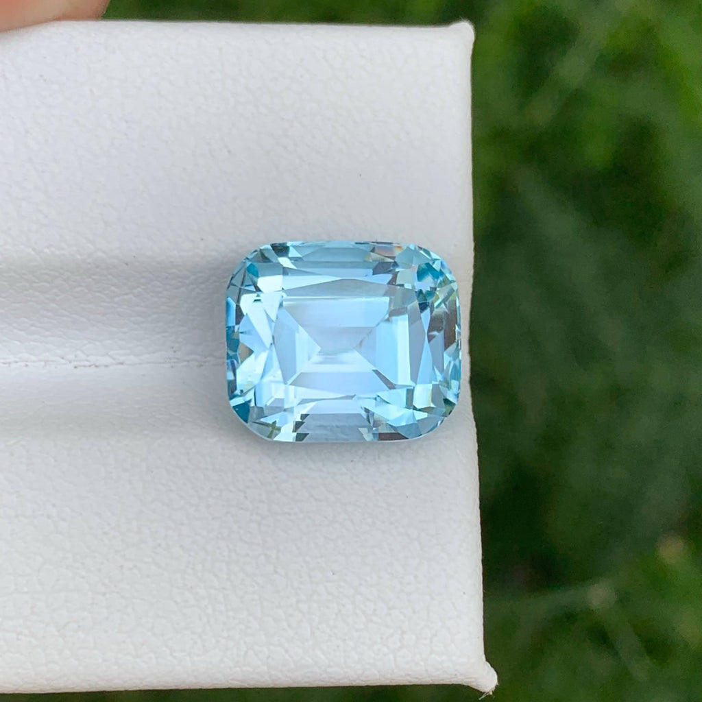 9.60 Carats Blue Topaz Stone