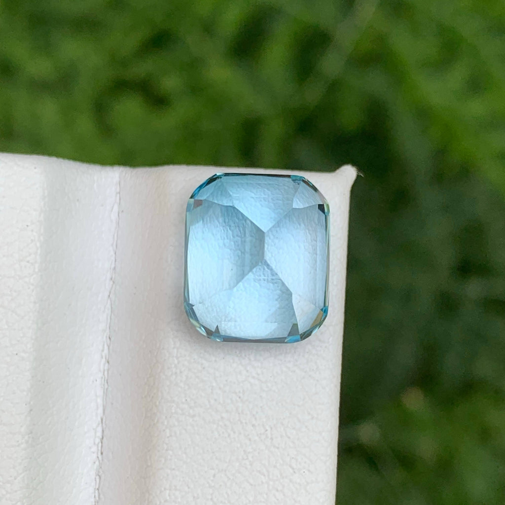 9.60 Carats Blue Topaz Stone