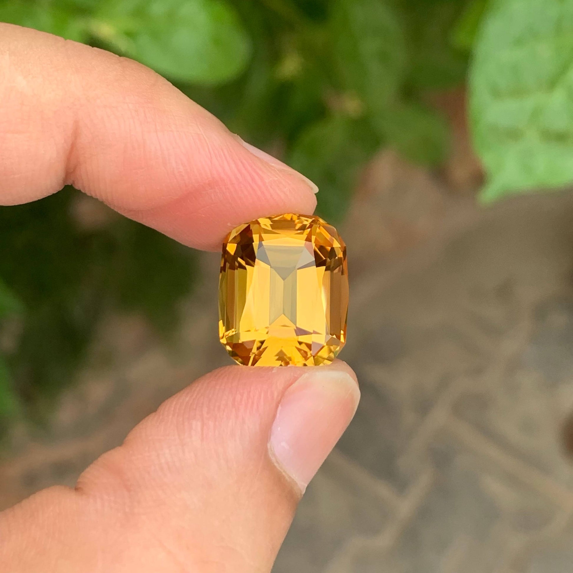 13.70 Carats Golden Citrine Stone 