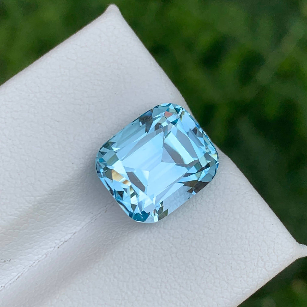 9.60 Carats Blue Topaz Stone