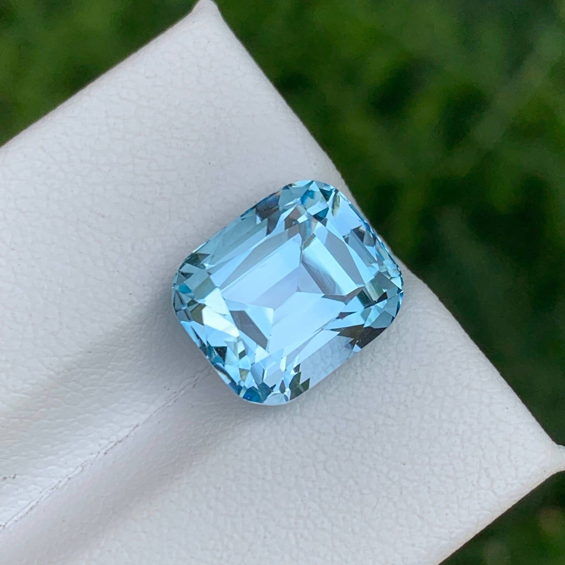 9.60 Carats Blue Topaz Stone