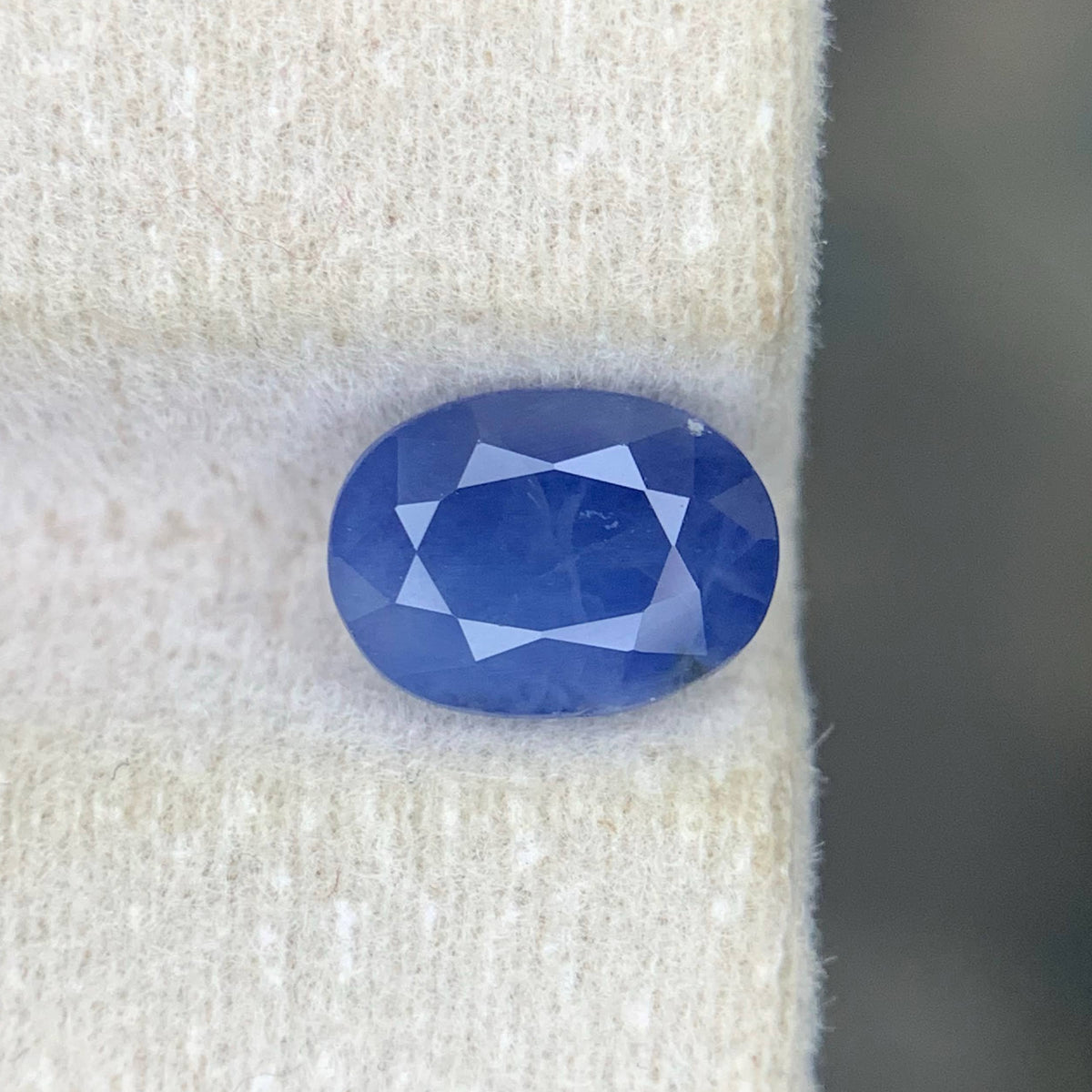 2-00-carat-natural-blue-sapphire-oval-cut-sri-lankan-gemstone