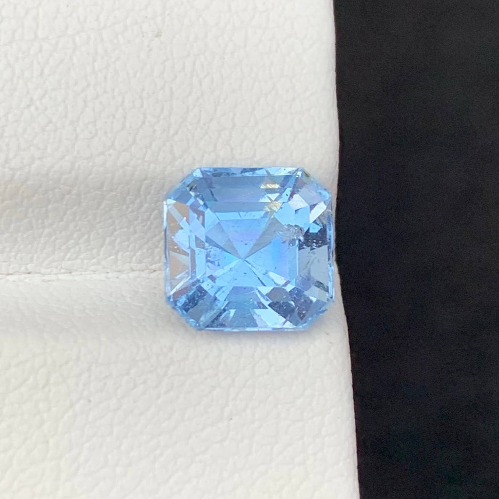 2.85 Carat Blue Aquamarine Blue gemstone on a white and black background