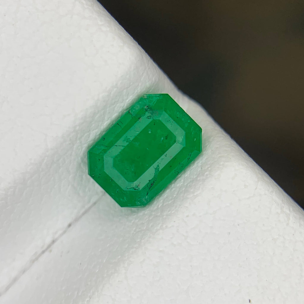 0.95 Carat Natural Loose Green Color Emerald Stone Emerald Cut Gemstone