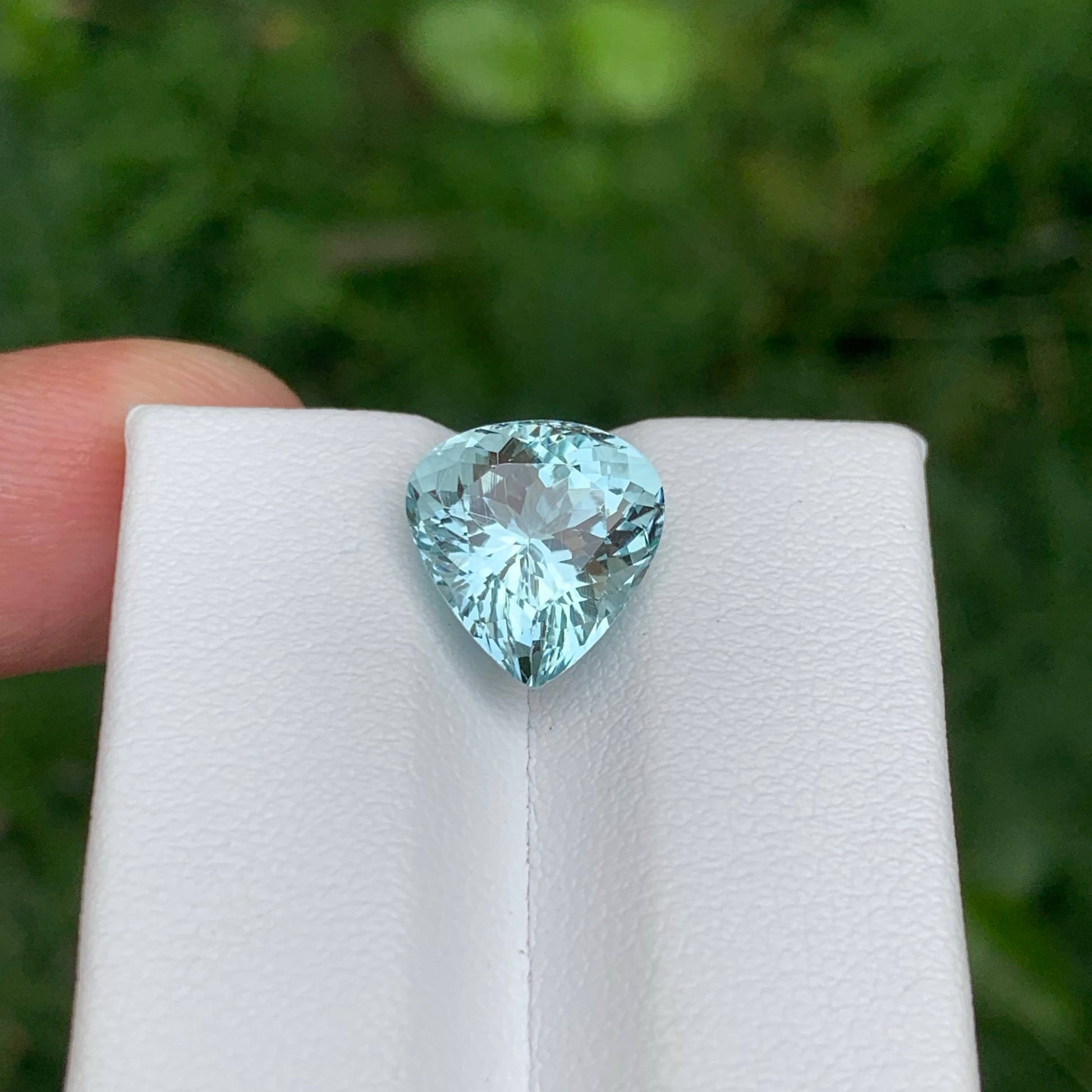 4.45 Carats Light Blue Aquamarine