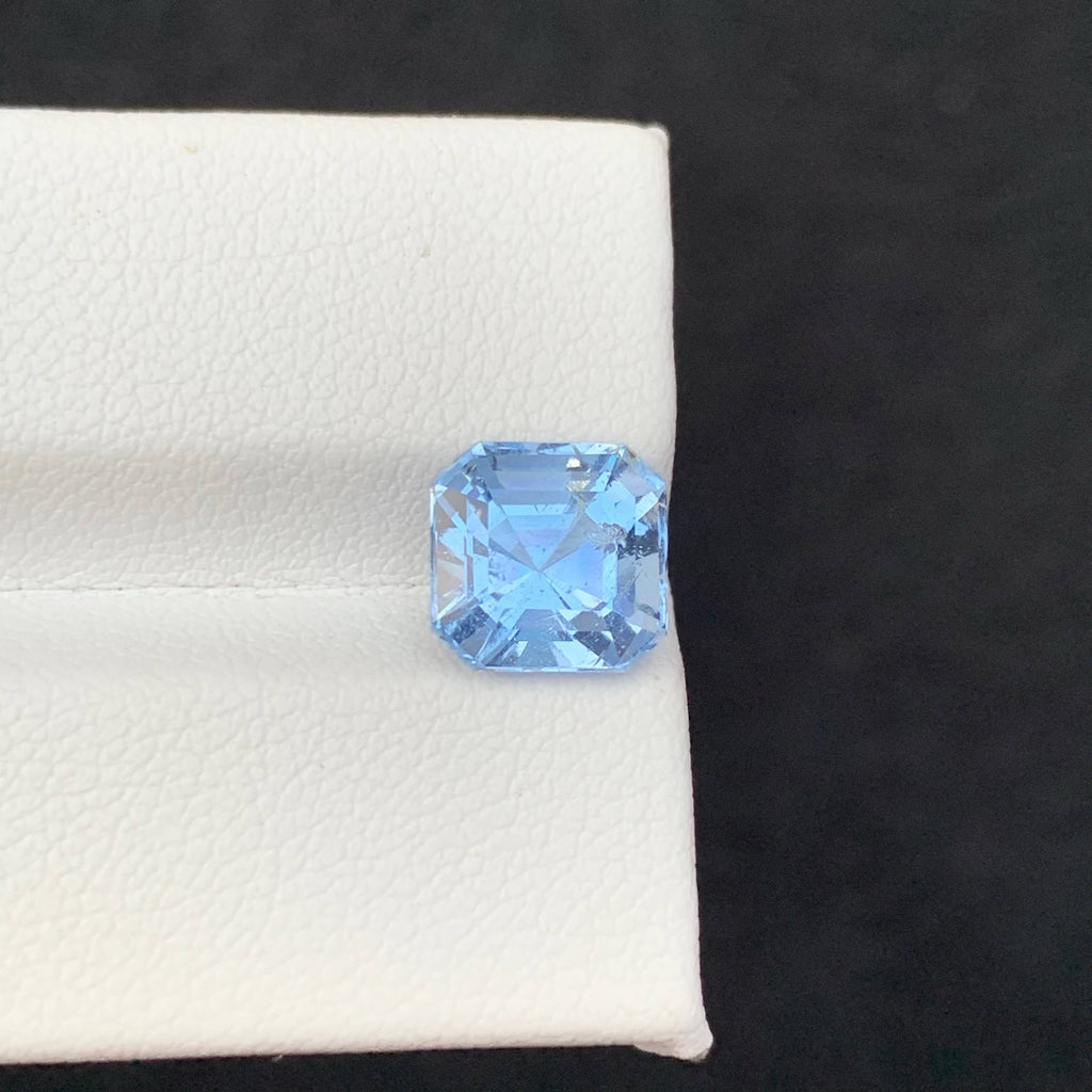 2.85 Carat Blue Aquamarine Blue gemstone on a white and black background