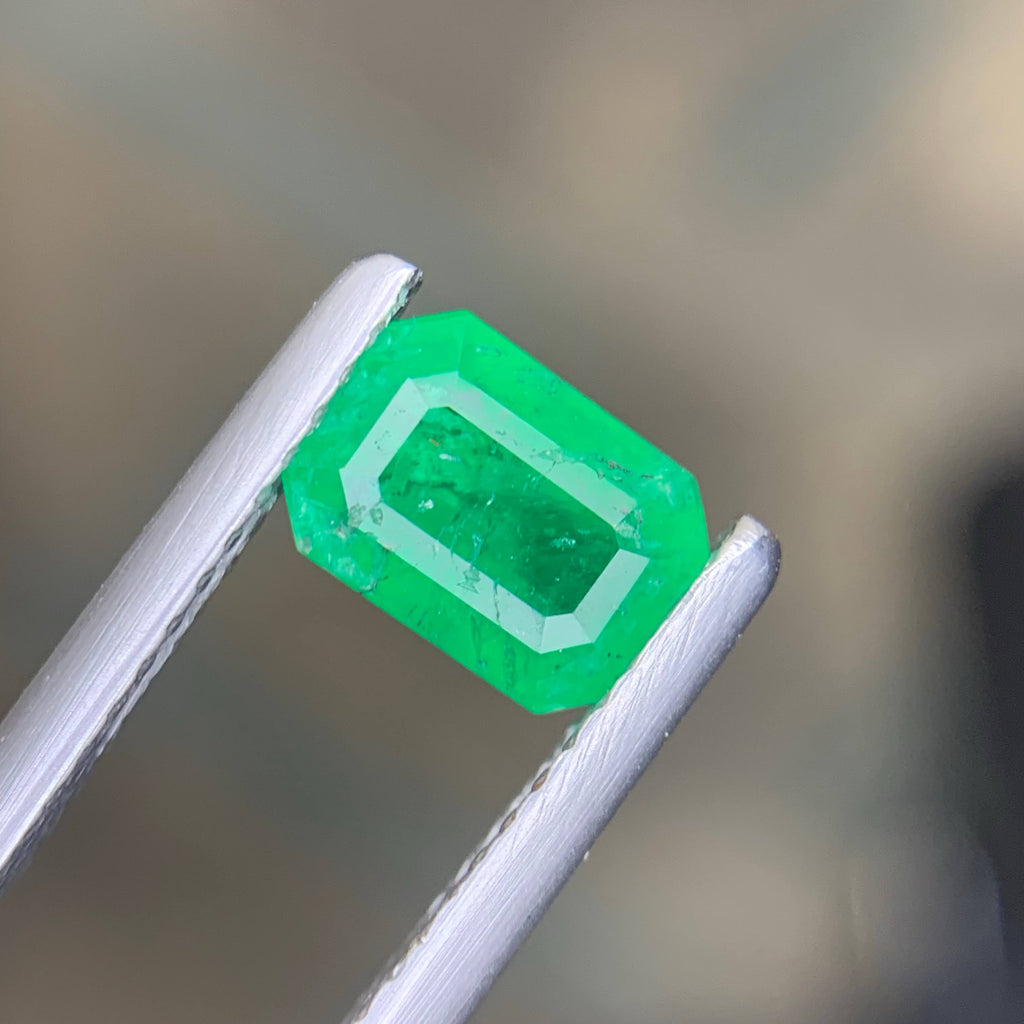 0.95 Carat Natural Loose Green Color Emerald Stone Emerald Cut Gemstone