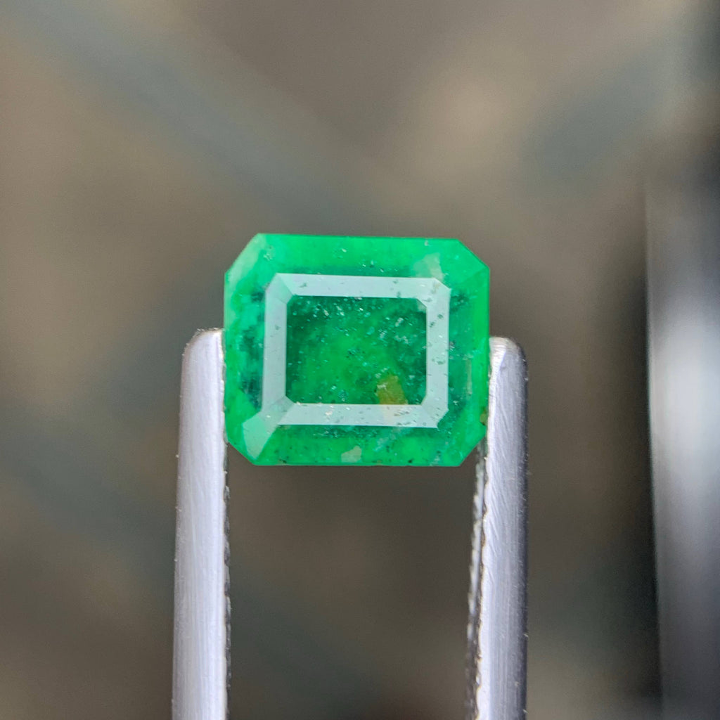 1.25 Carat Natural Loose Green Color Emerald For Emerald Cut Swat Gemstone