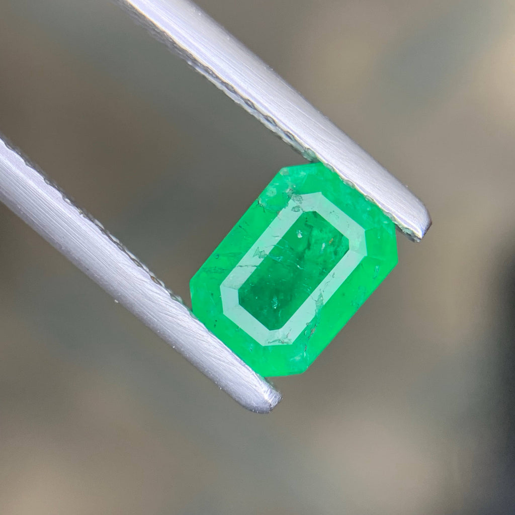 0.95 Carat Natural Loose Green Color Emerald Stone Emerald Cut Gemstone