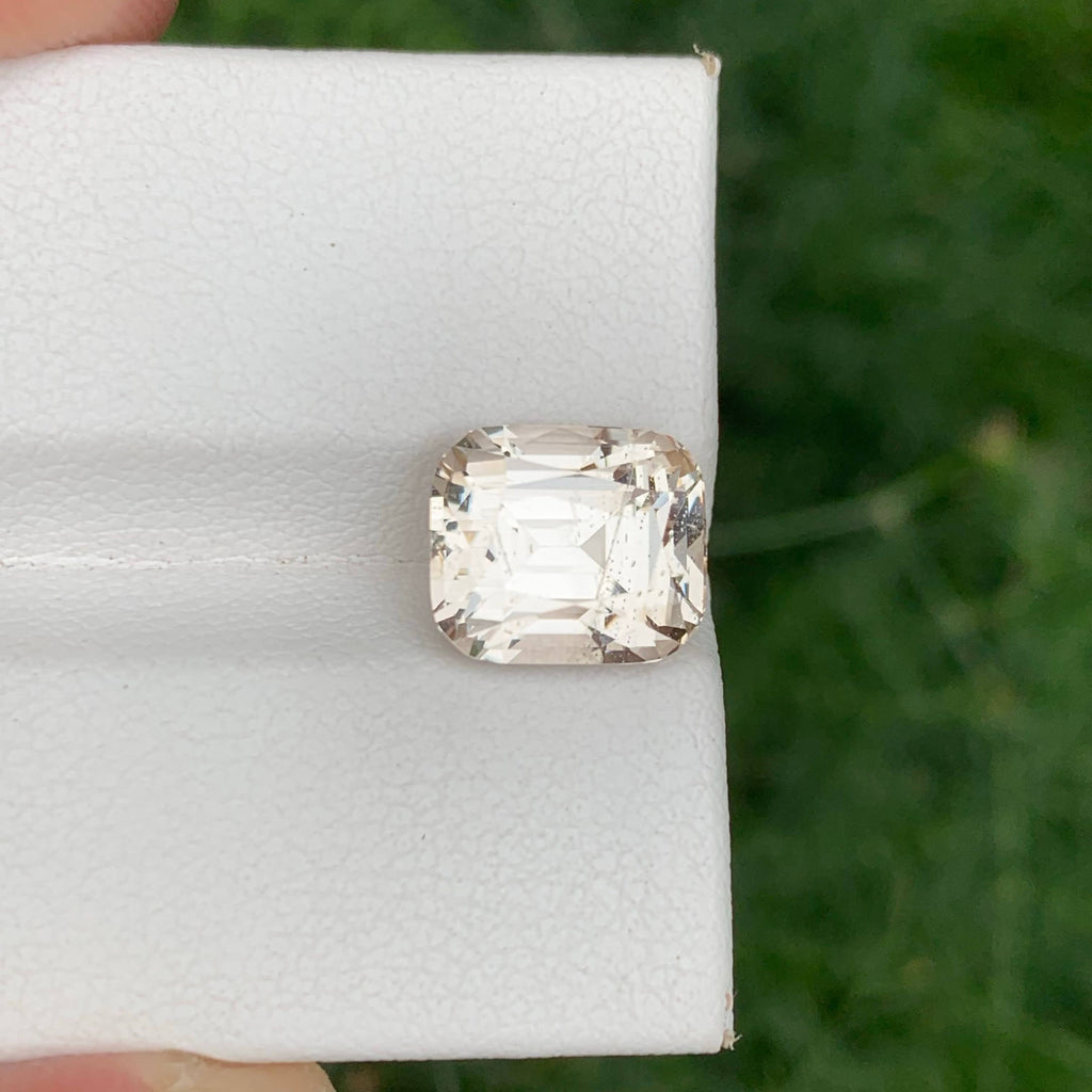 5.80 Carats Golden Topaz Stone