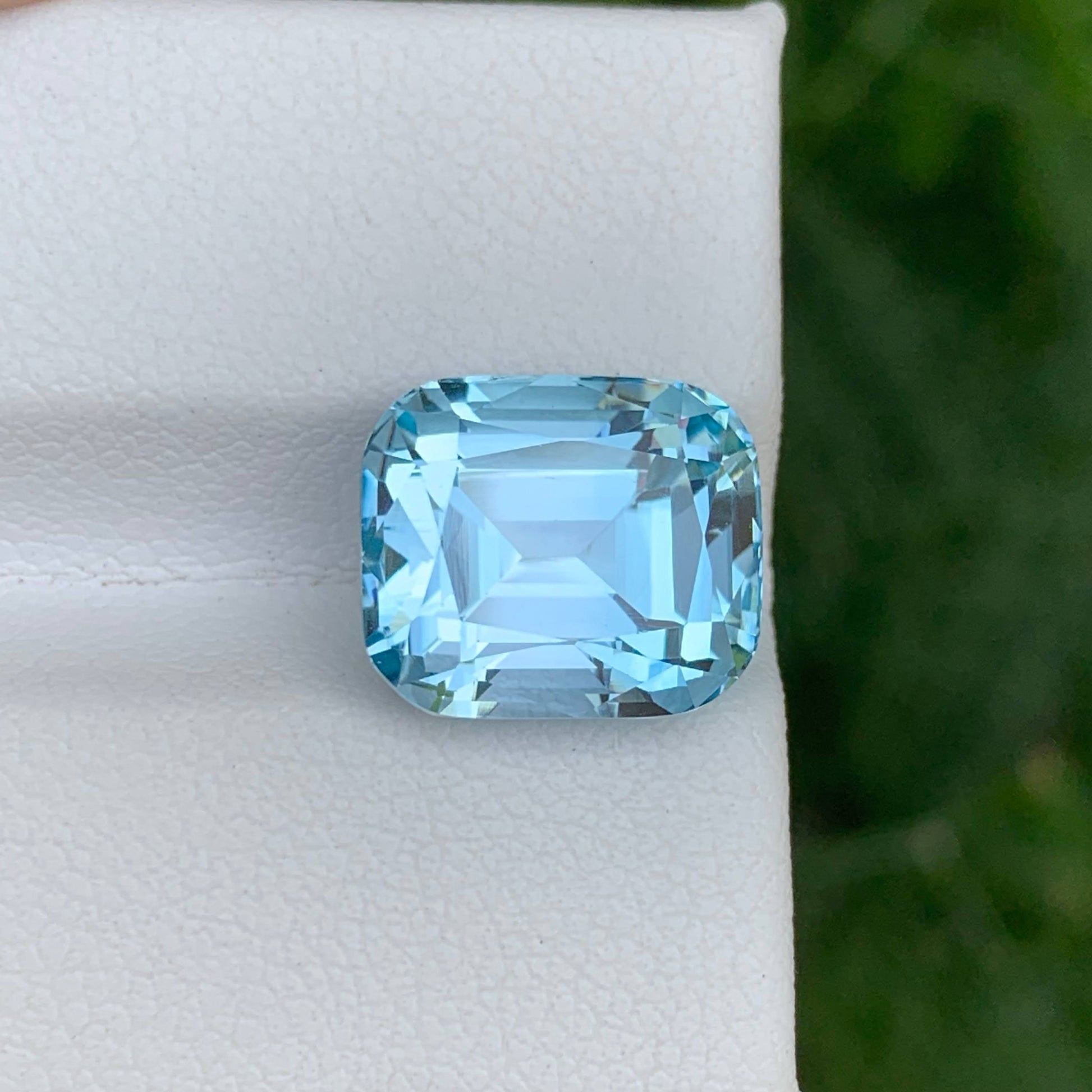 9.60 Carats Blue Topaz Stone