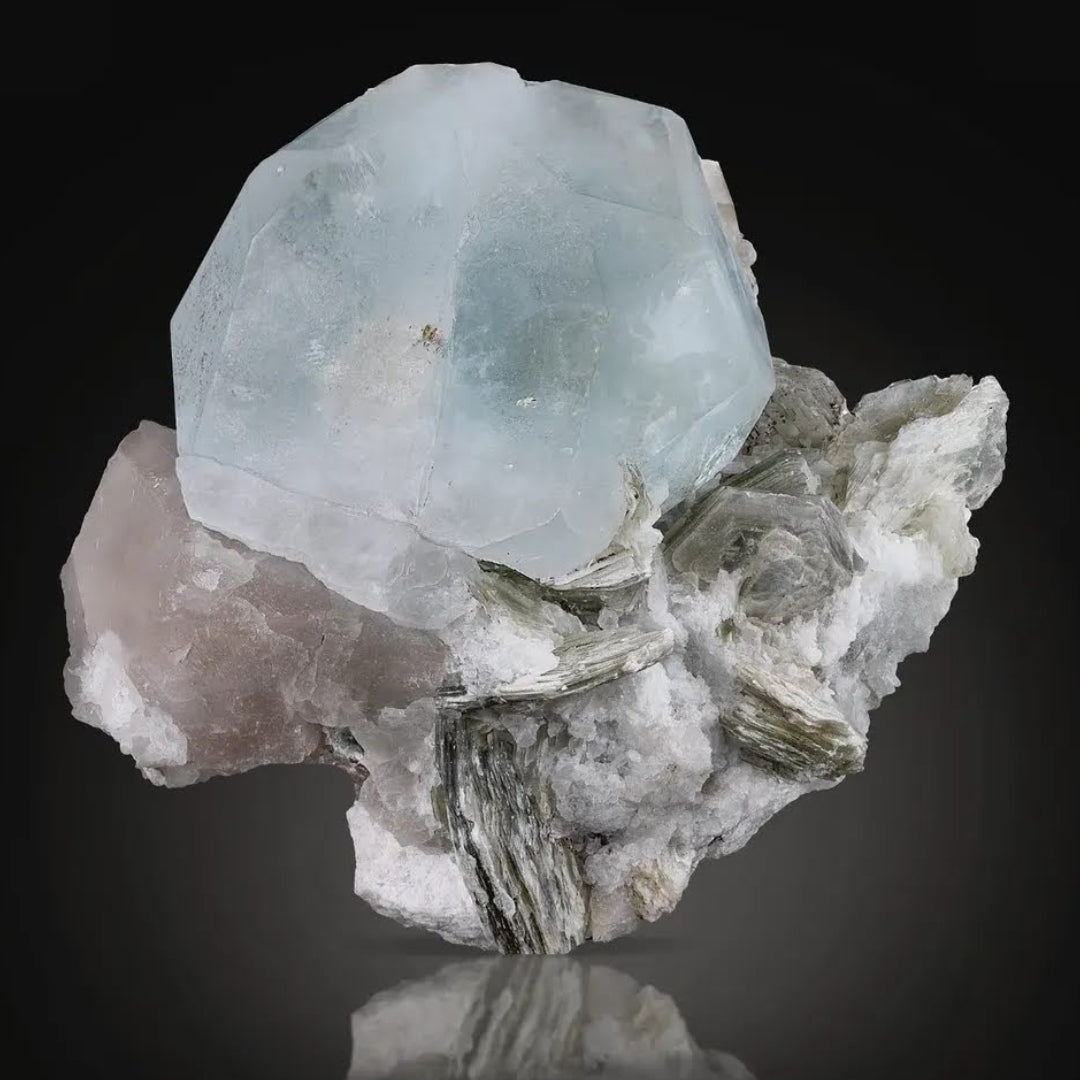 Aqua-Morganite On Muscovit