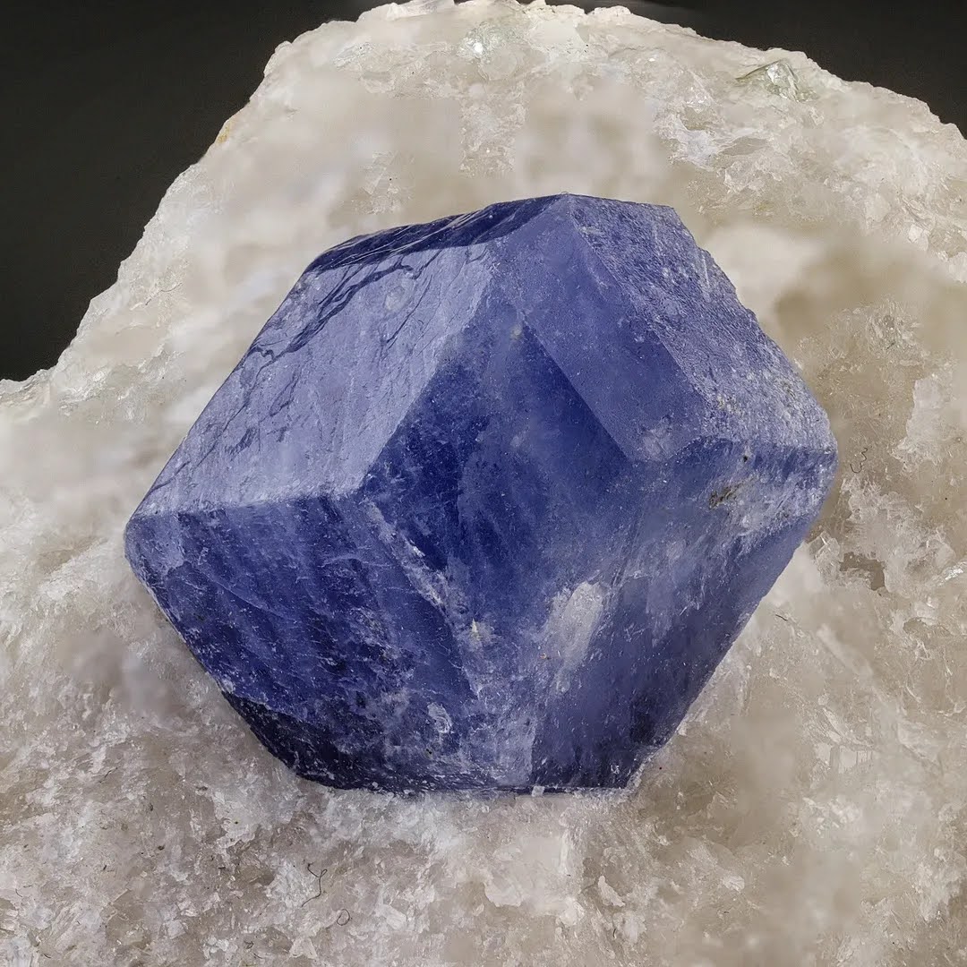 Isolated and Isometric Hackmanite Crystal on Calcite from Afghanistan