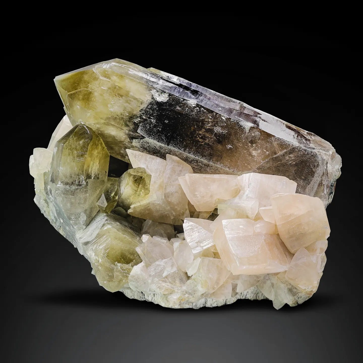 Bicolor impressive Citrine Quartz positioned on Calcite from Pakistan