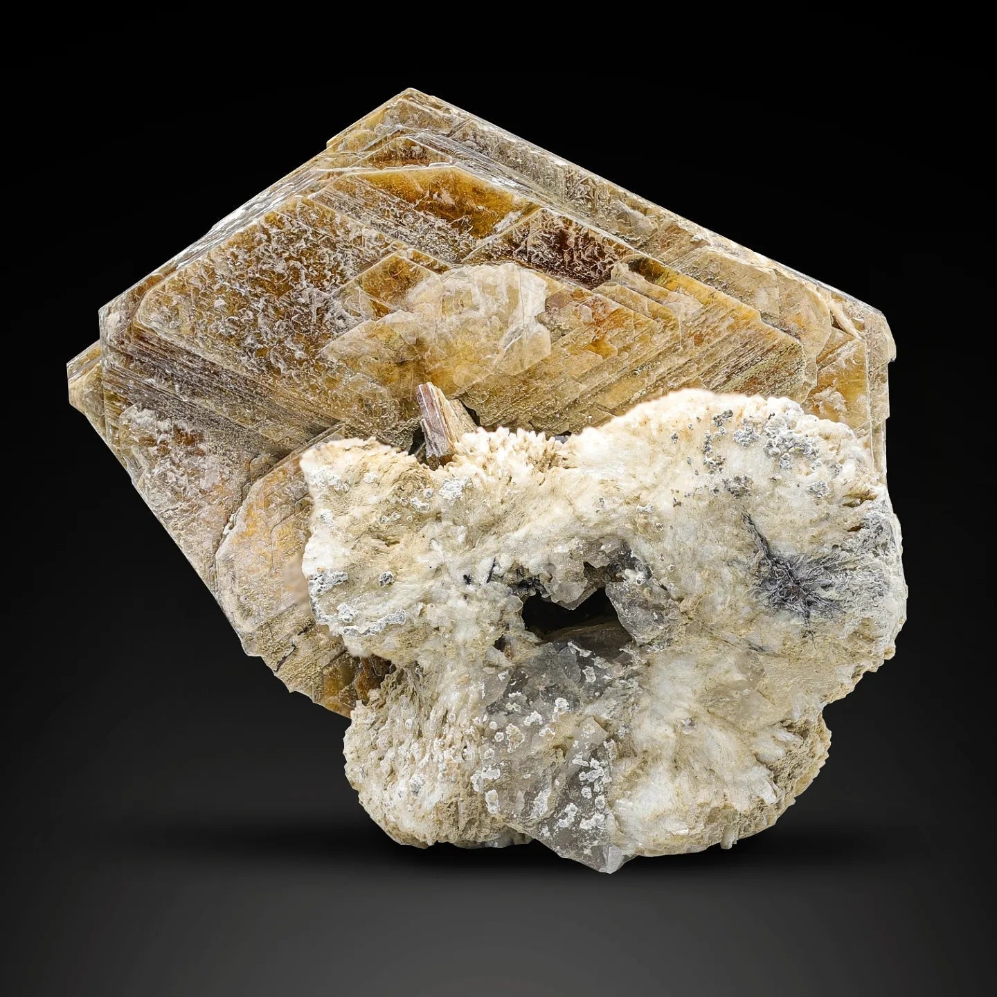 Impressive and rare Masutomilite Mica with Cleavelandite from Pakistan
