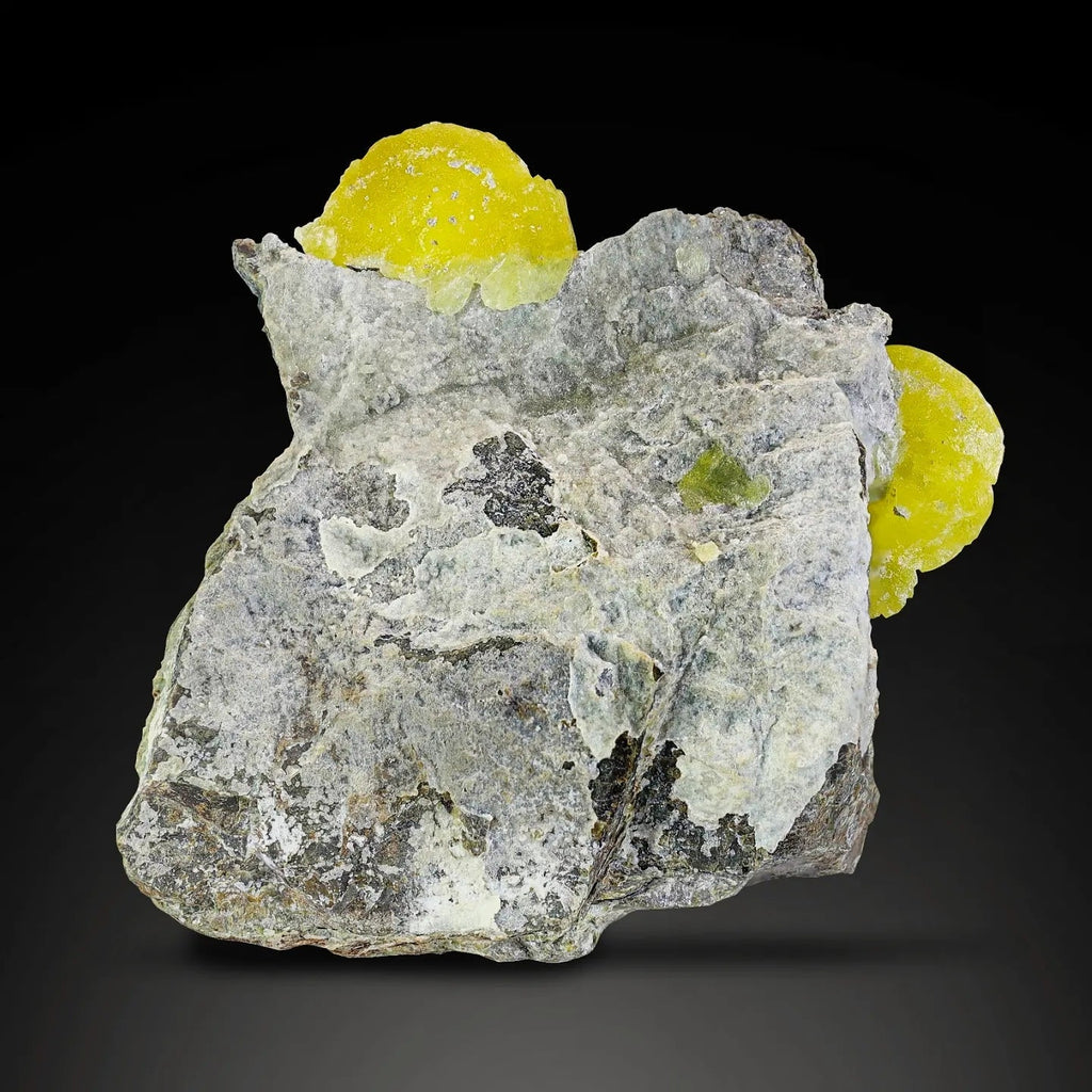 Isolated rounded Brucite crystals on Chromite matrix from Pakistan