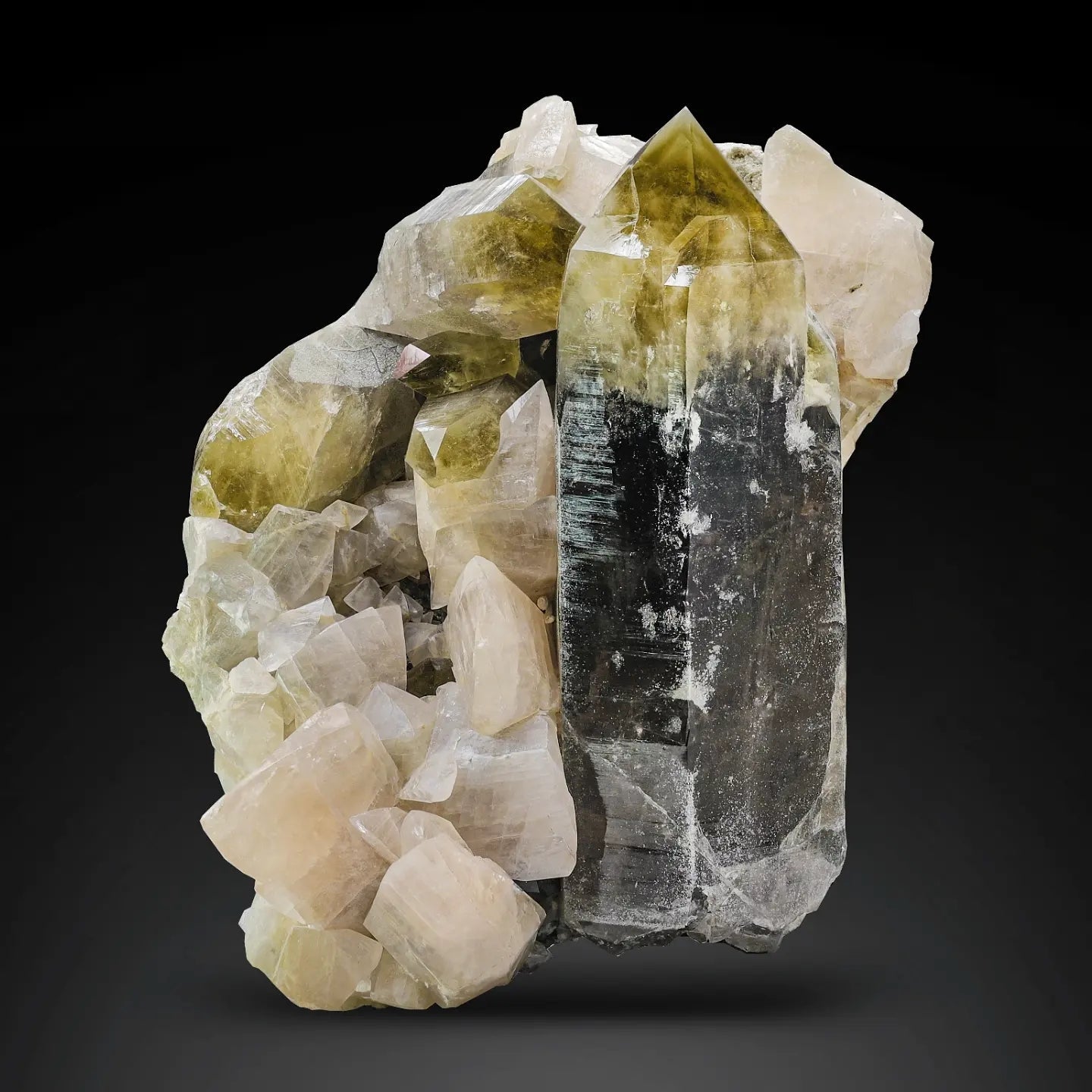 Bicolor impressive Citrine Quartz positioned on Calcite from Pakistan
