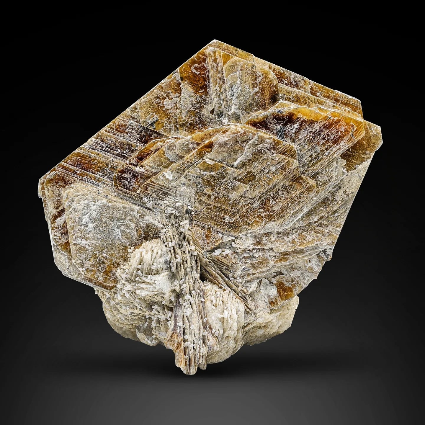 Impressive and rare Masutomilite Mica with Cleavelandite from Pakistan